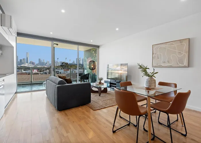 Modern 1-Bed City Skyline Views & Close To Shops