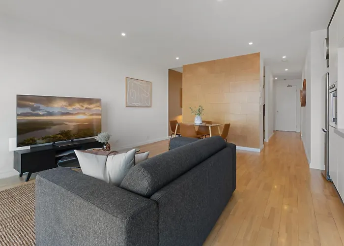 Modern 1-Bed City Skyline Views & Close To Shops