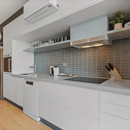 Modern 1-Bed City Skyline Views & Close To Shops Melbourne Exterior photo