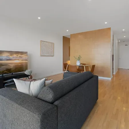 Modern 1-Bed City Skyline Views & Close To Shops Melbourne Exterior photo