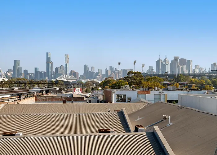 Modern 1-Bed City Skyline Views & Close To Shops